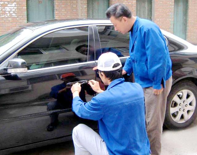 都安汽车钥匙丢在车里面怎么办?